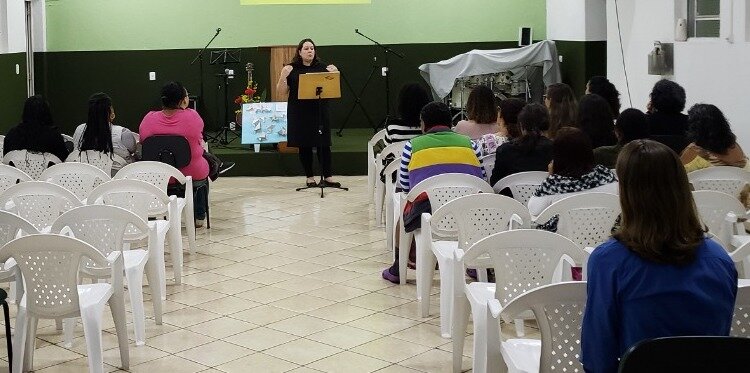 Raquel giving a “Know Your Lemons” class in Brazil.